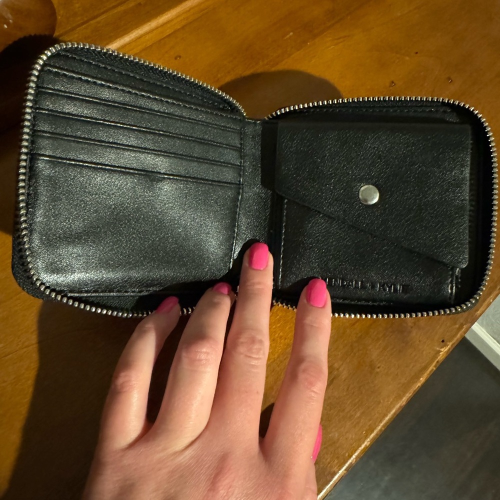 Kendall & Kylie Lip Wallet - Picture 2 of 5